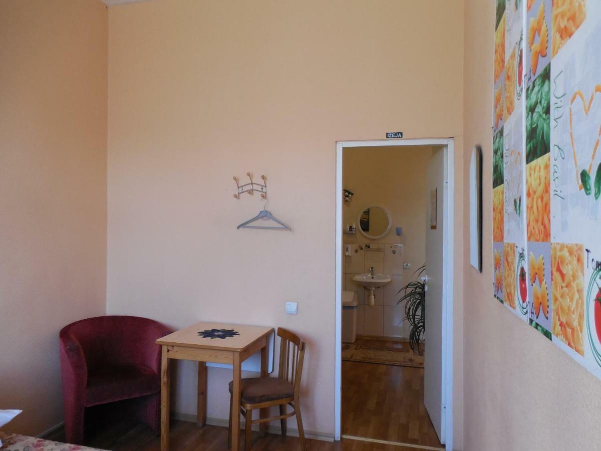 Elizabeth'S Yh Rooms Riga Exteriör bild